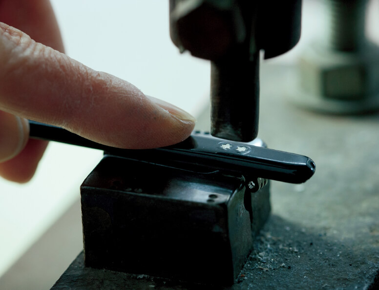 Mount Caulking Pins For Hinges