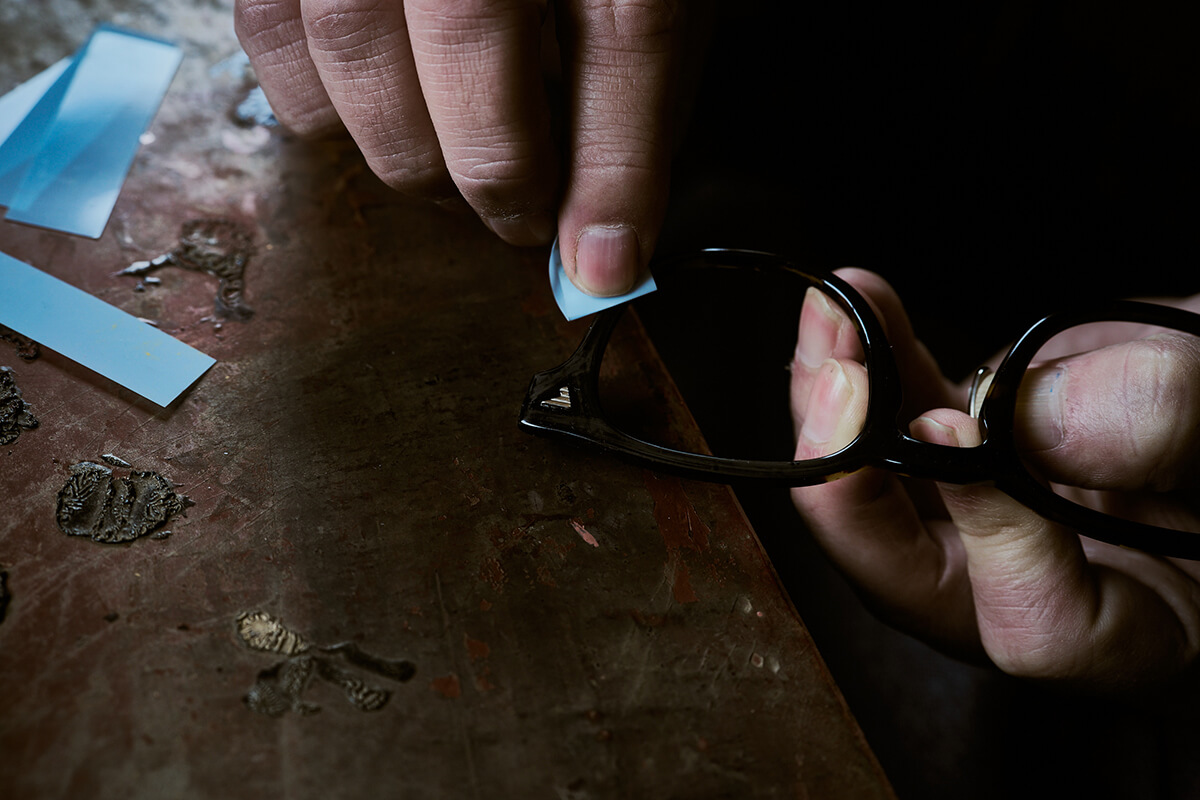 乾燥させた漆を研ぐ