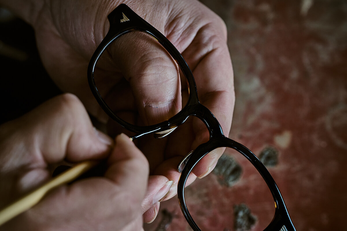 漆を塗り重ねる