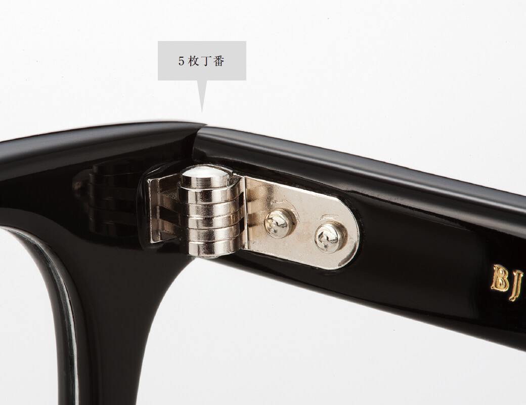 モデルに応じて3種類の丁番を使い分ける。